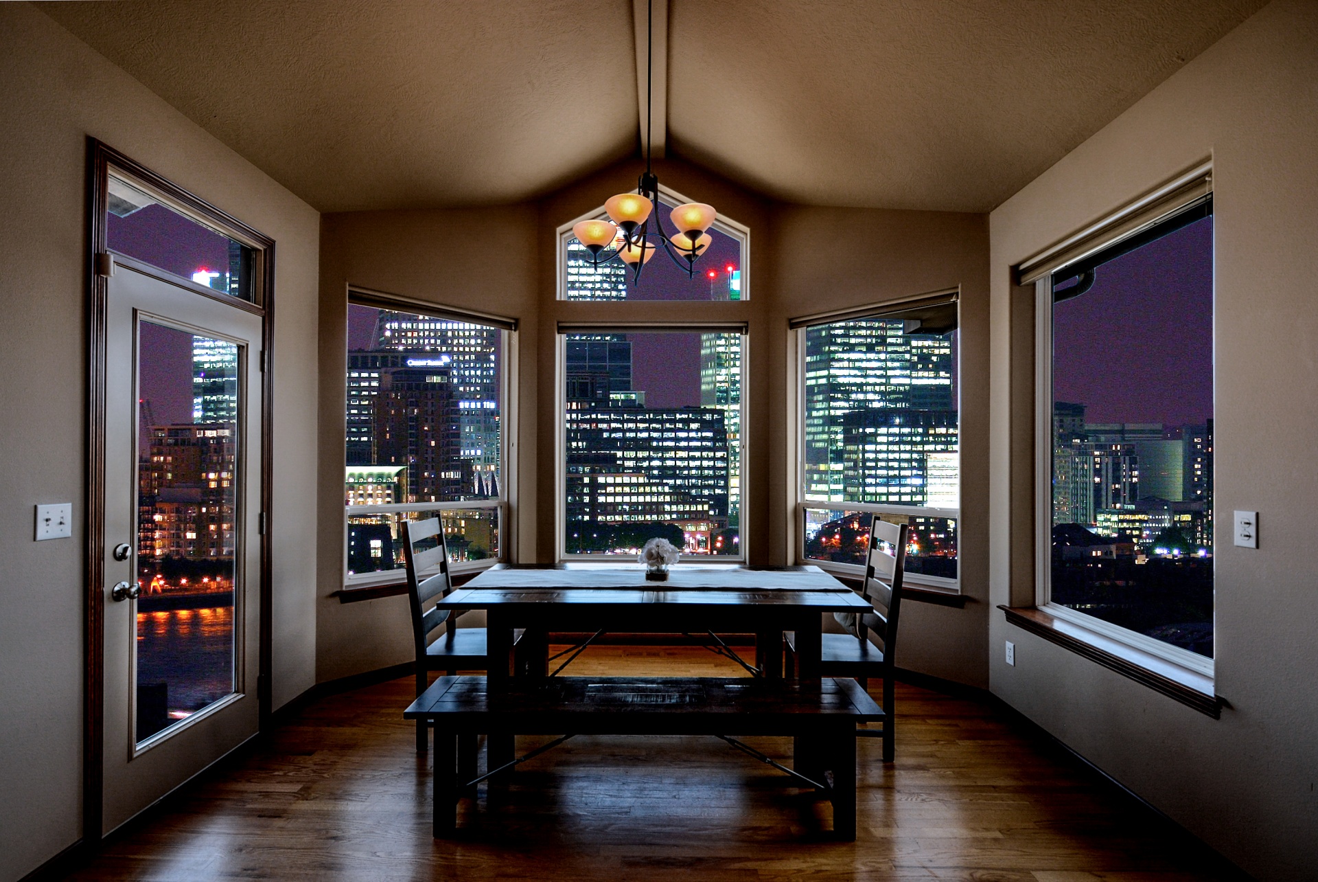 Higher window. Вид на светящиеся окна столовой бизнесцентра. Dinner Table, Night, Window. City from Room. Light from Window Table.