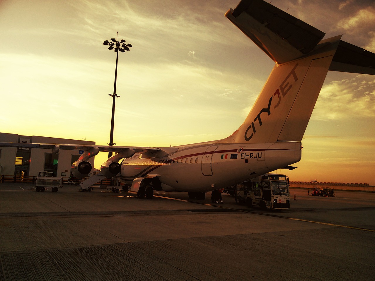 cityjet paris avro rj85 free photo