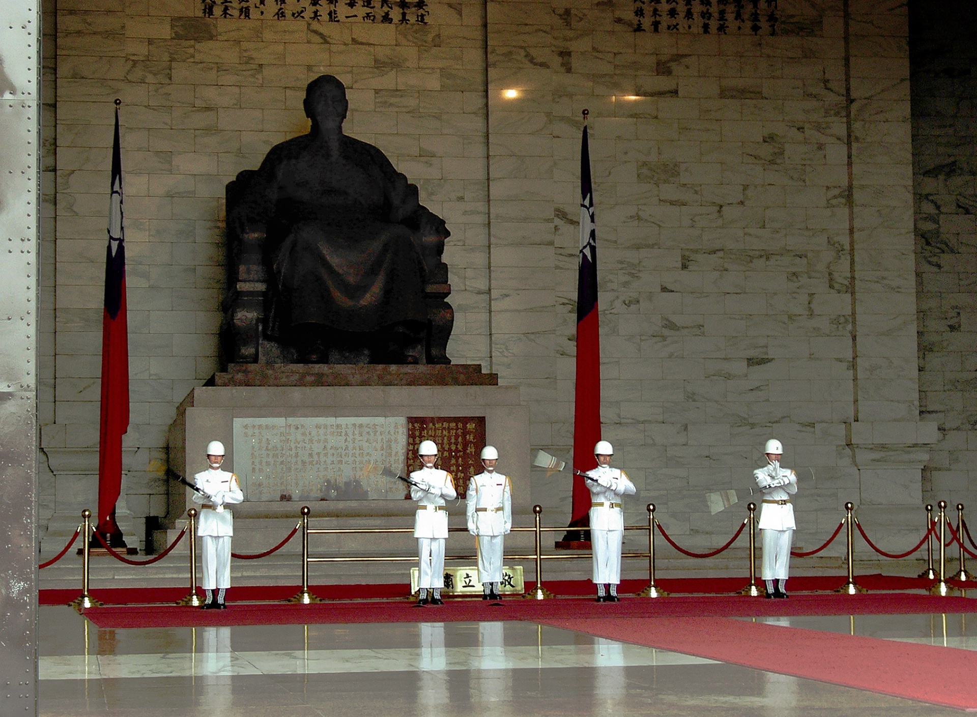 guard honour chiang kai-shek memorial liberty plaza free photo