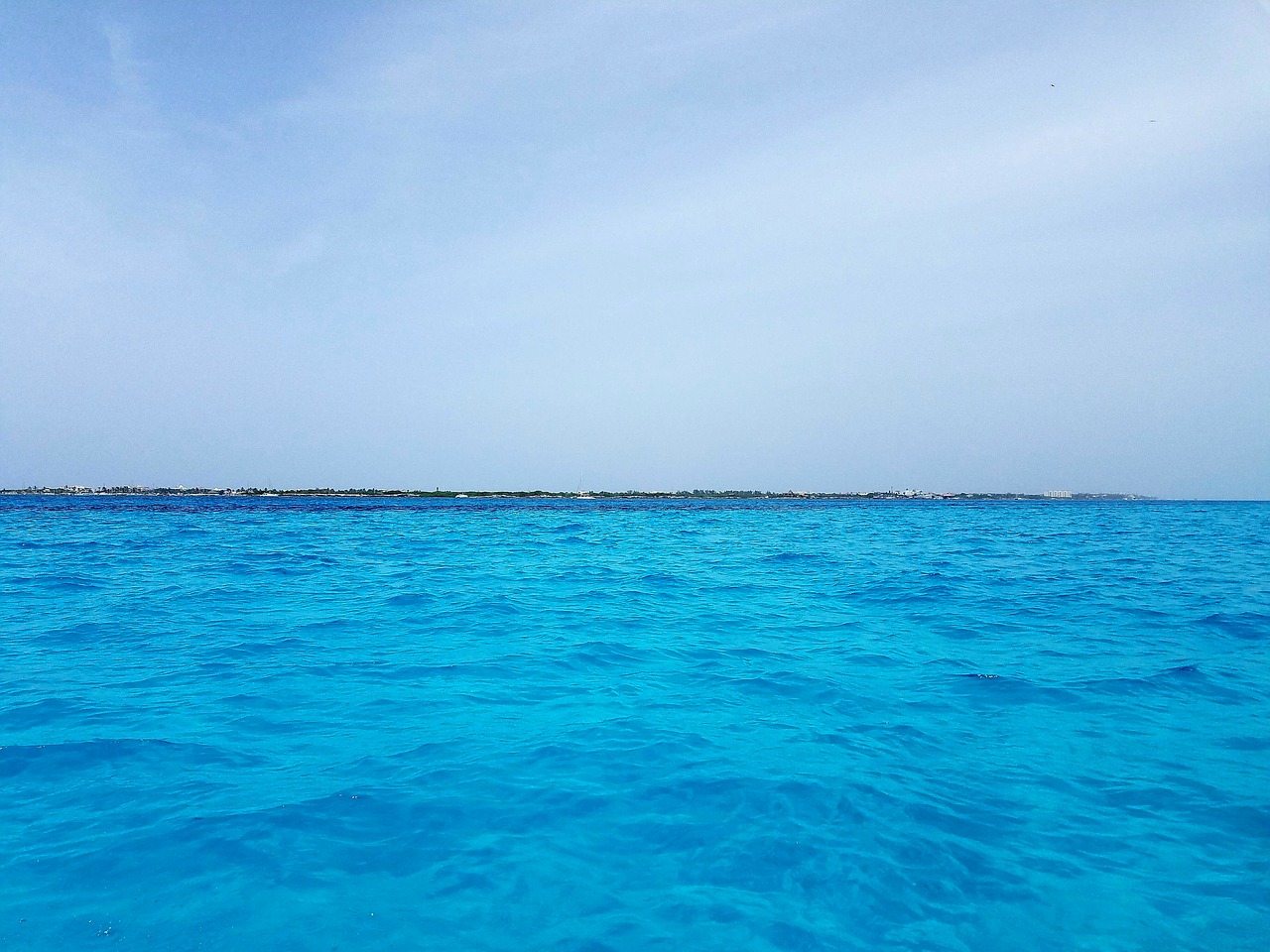 Чистое голубое море. Карибское море. Голубая вода. Чисто синяя вода голубая. Голубая вода сегодня