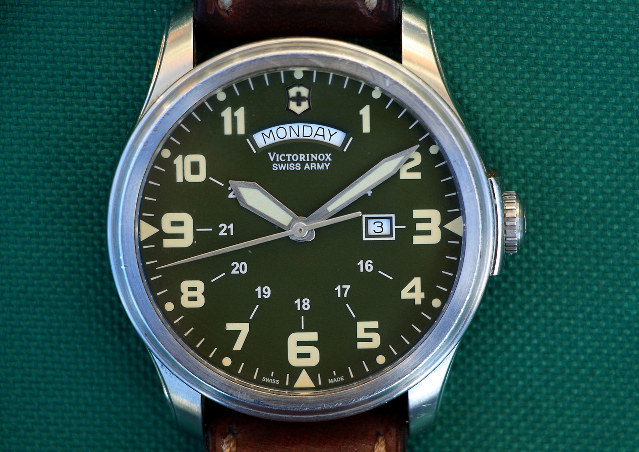 clock wrist watch time indicating free photo