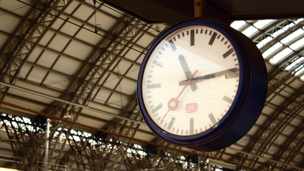 edit-free-photo-of-clock-railway-station-rail-traffic-station-clock