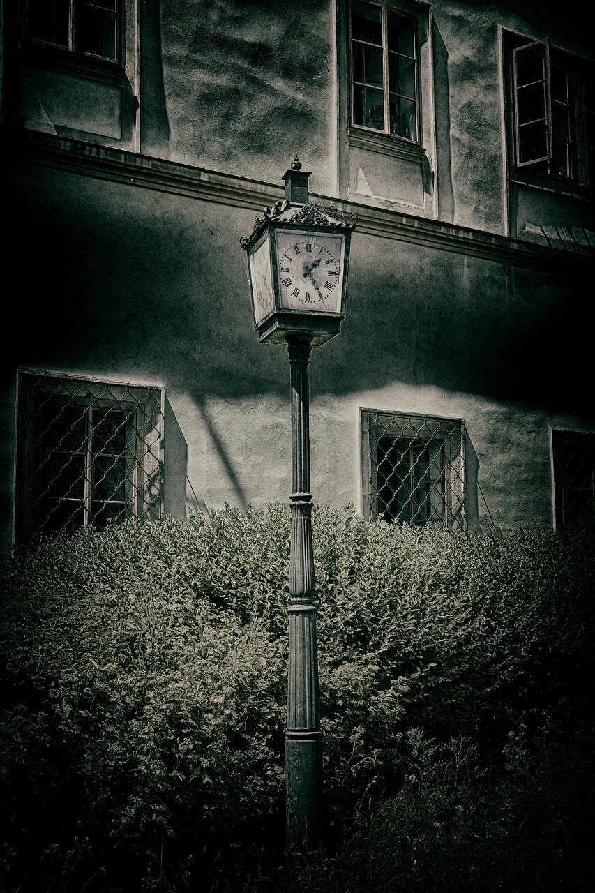 clock hdr dark free photo