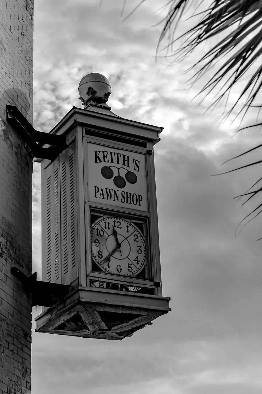 clock  pawn shop  small town free photo
