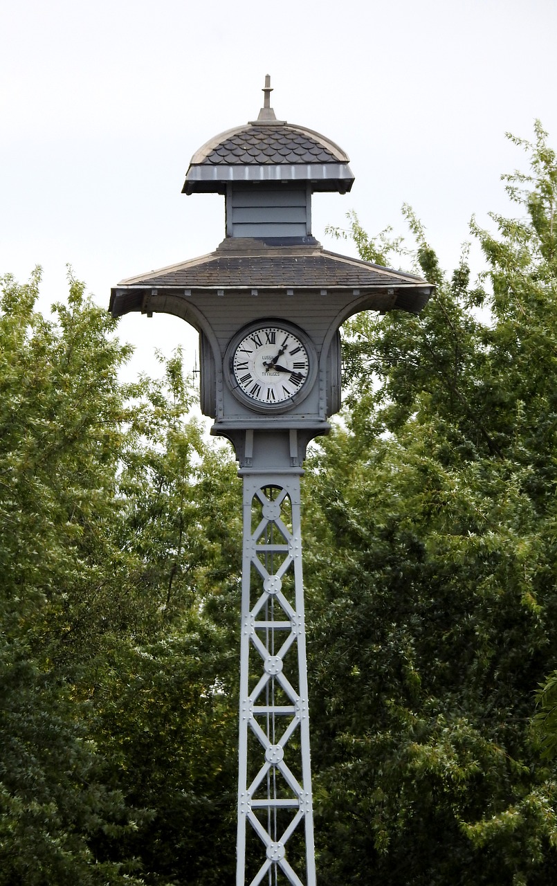 clock  former  metal free photo