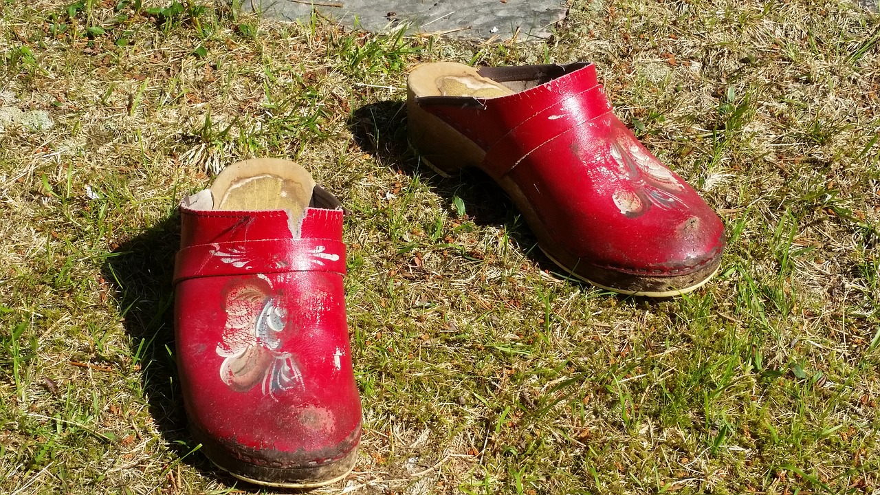 clogs grass red free photo