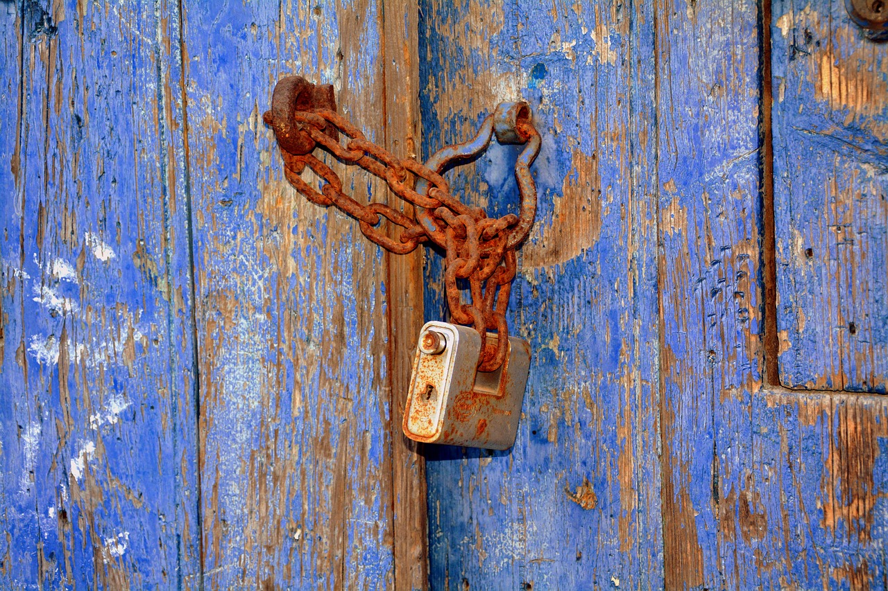 closed  chain  padlock free photo