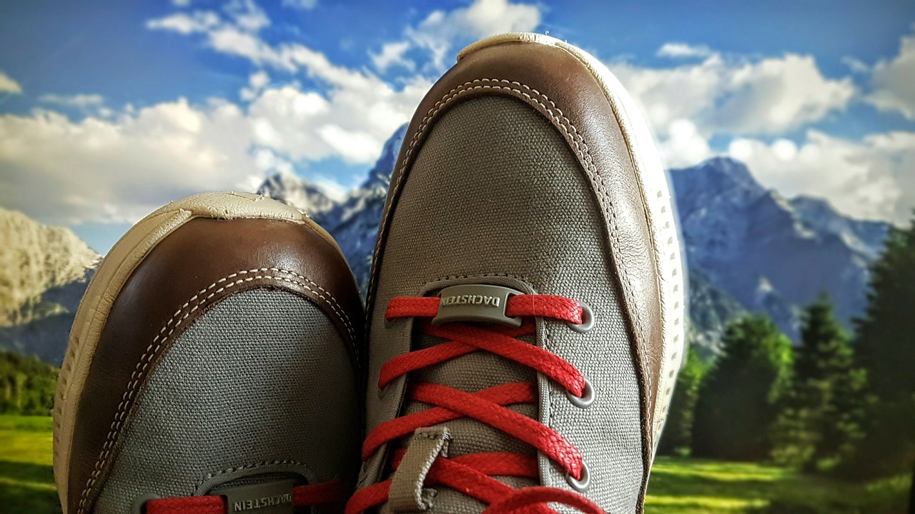Обувь для путешествия Старая. Обувь для путешествий летом. Кеды Тревел. Обувь фото в высоком разрешении вертикально. Трэвел 2