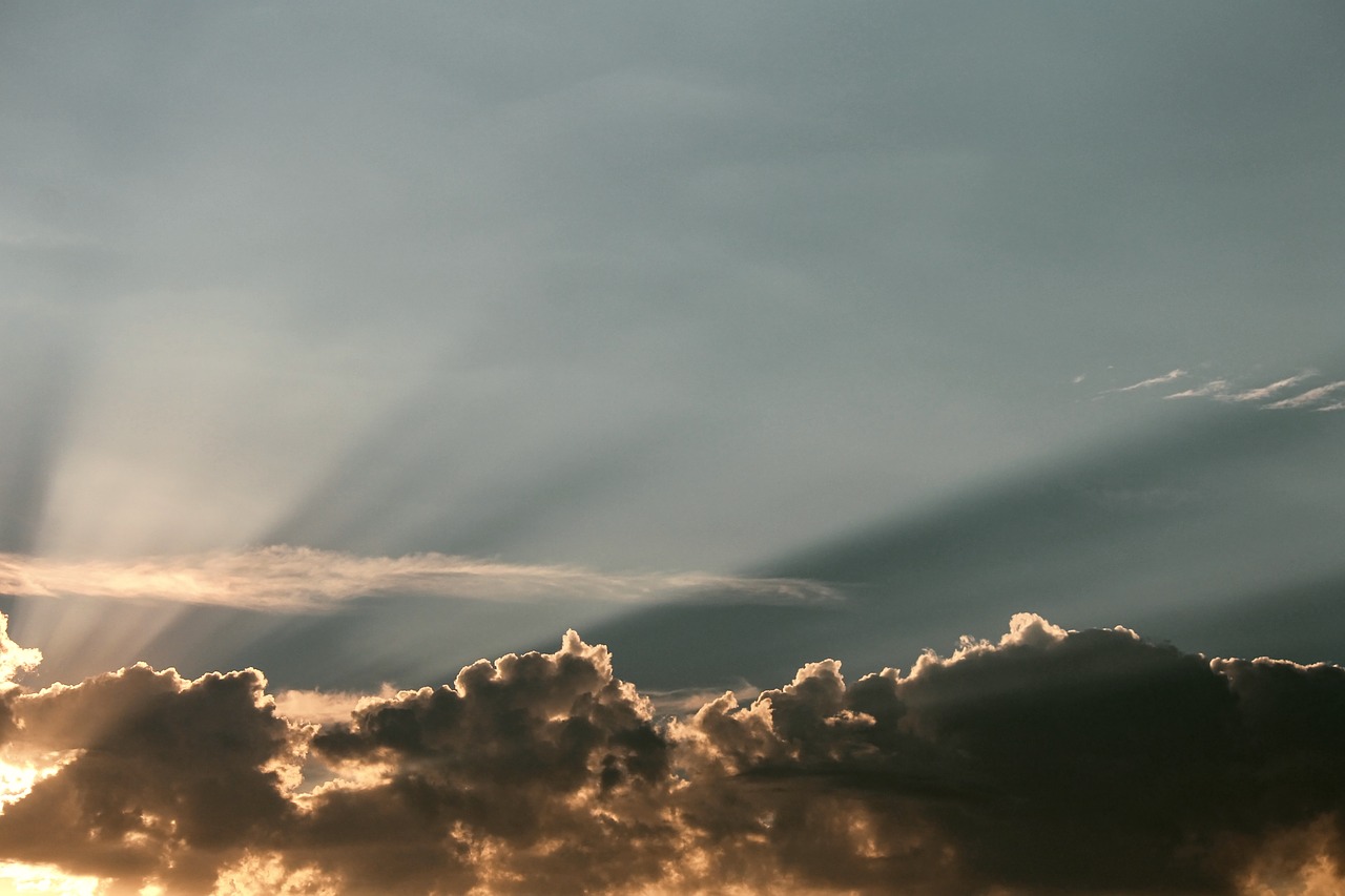 clouds  sunbeam  sky free photo