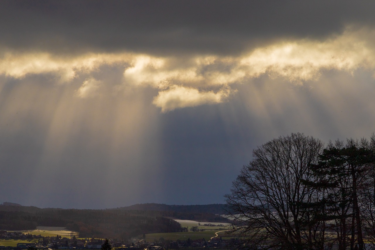 clouds  sunbeam  lighting free photo