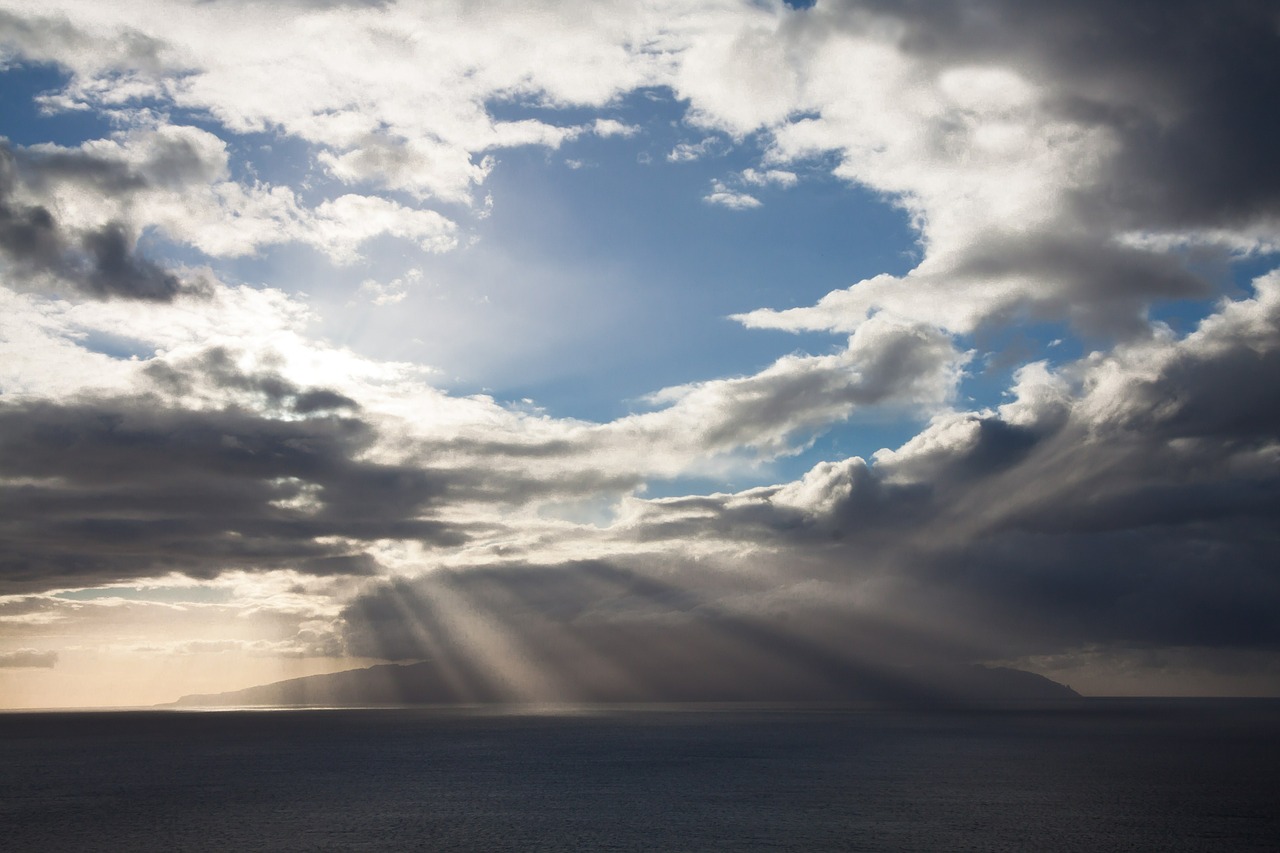 clouds horizon sunbeam free photo