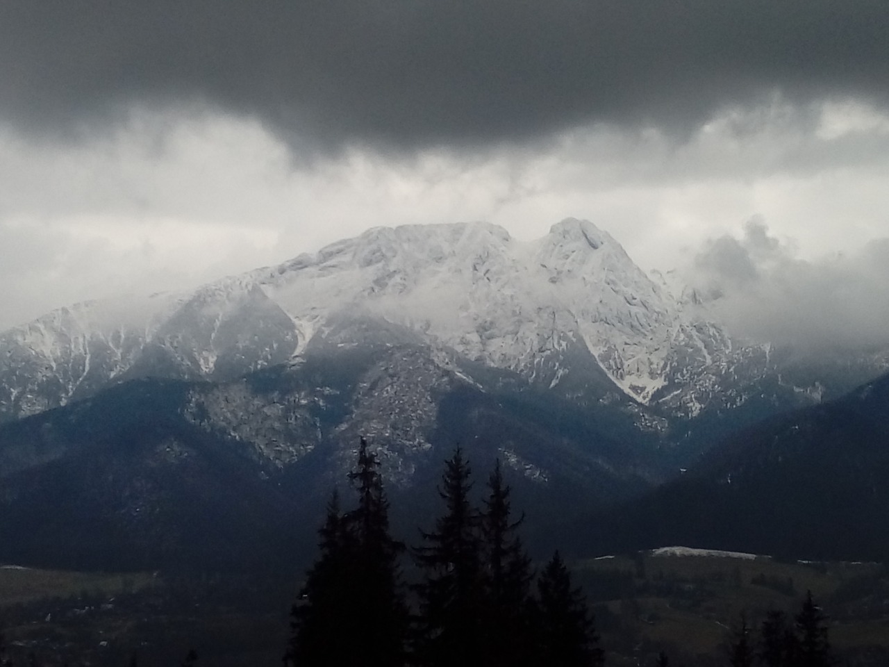 cloudy day mountains view free photo