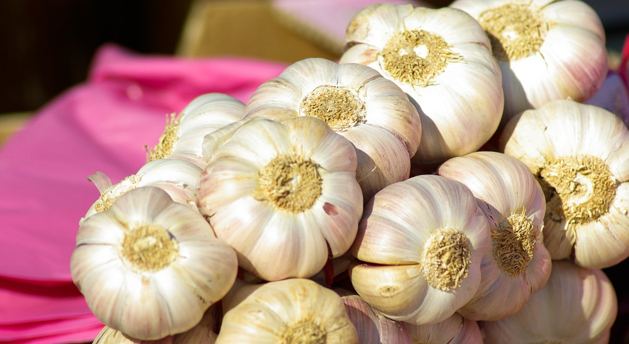 cloves of garlic market vegetable free photo