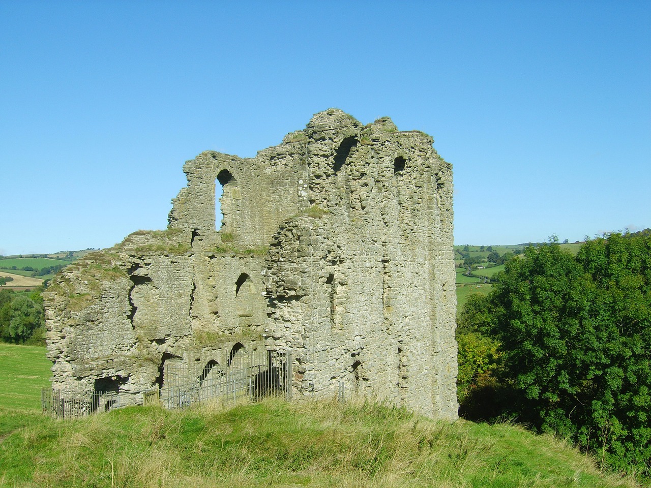 clun castle castle ruins free photo