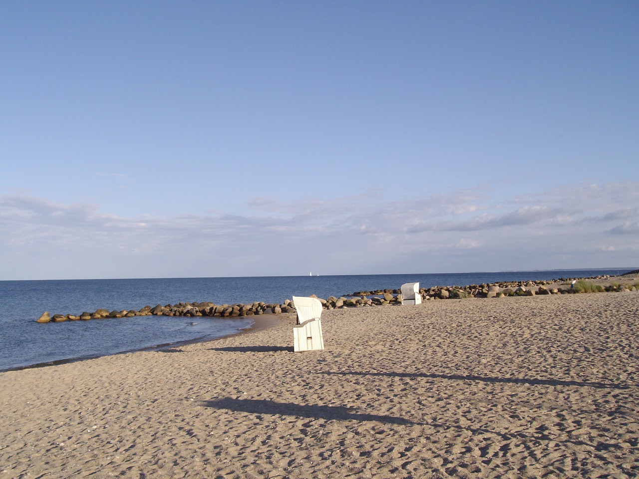 coast shadow beach chair free photo