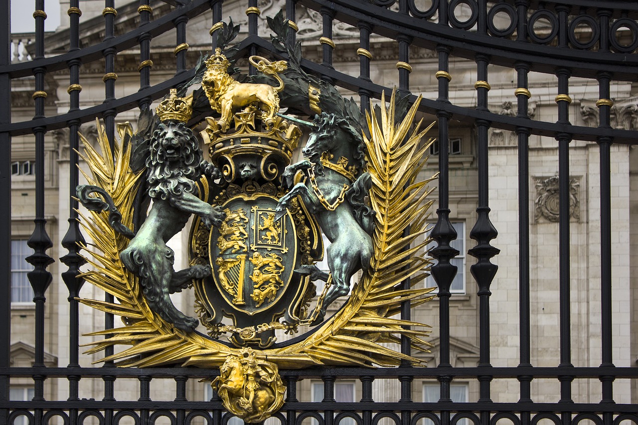 coat of arms gate gilding free photo