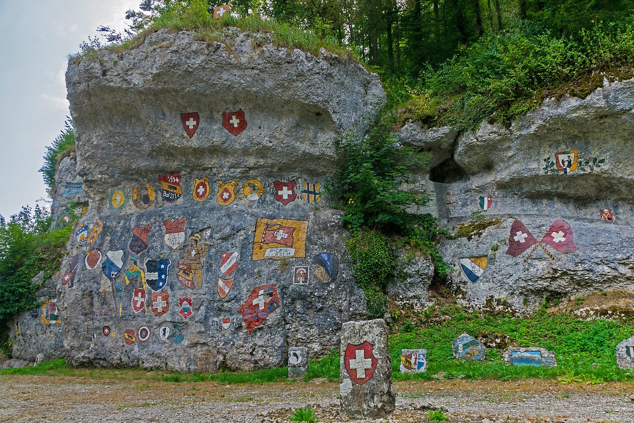 coat of arms  rock wall  chessiloch free photo