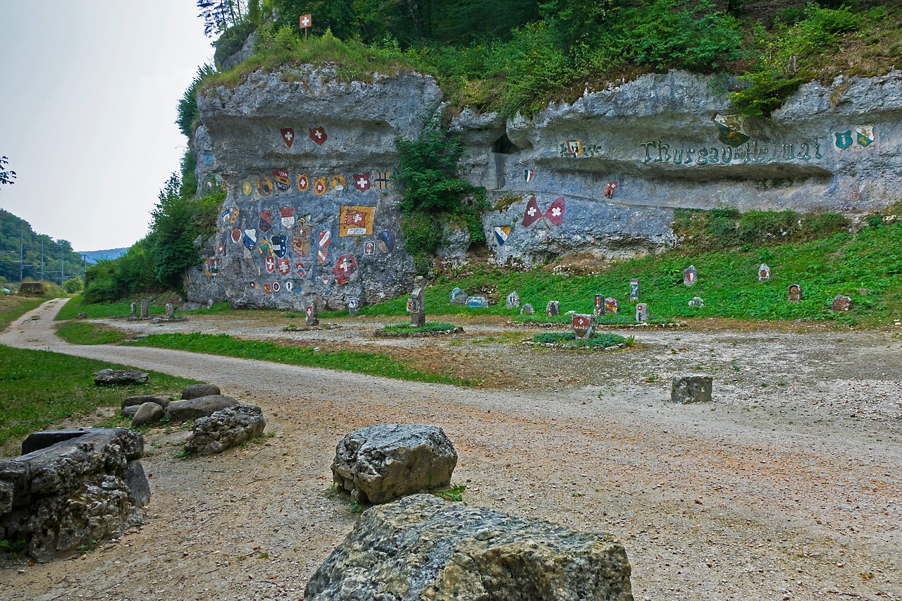 coat of arms  rock wall  chessiloch free photo