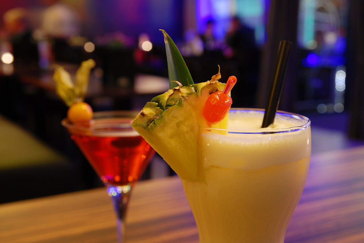 cocktail bar night free photo