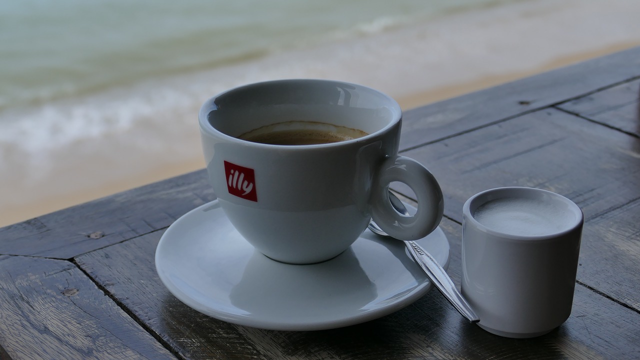 Море в чашке. Море чая. Кофе перекур. Фотография кружки издалека.