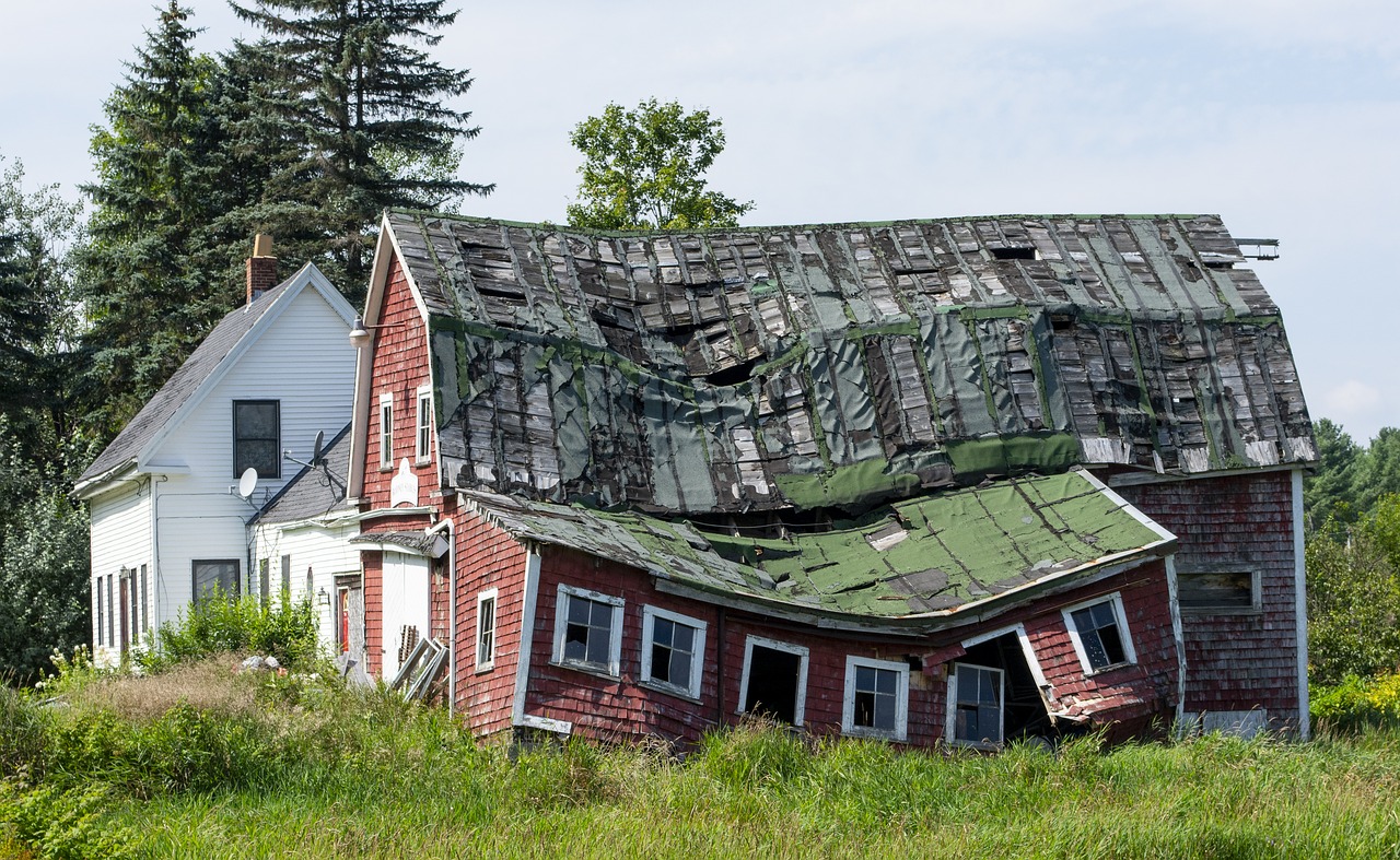 collapsed house  uninhabitable house  crooked roof free photo