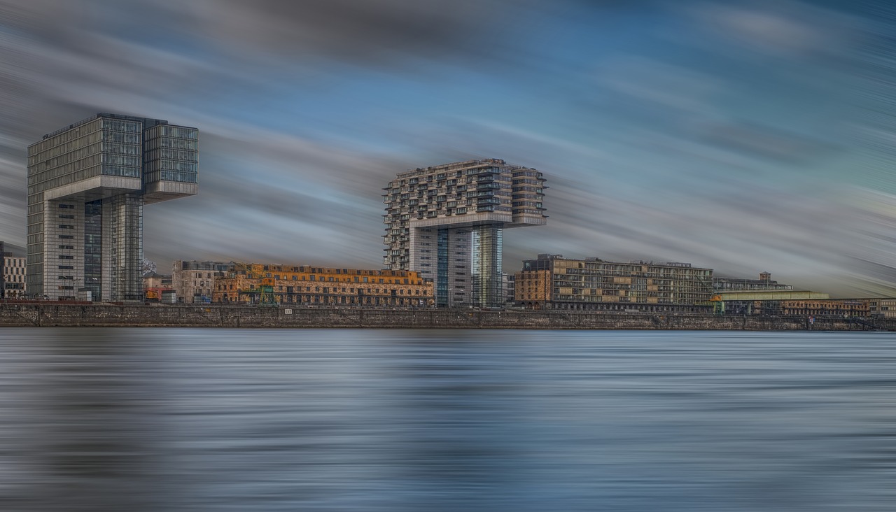 cologne  crane homes  motion blur free photo