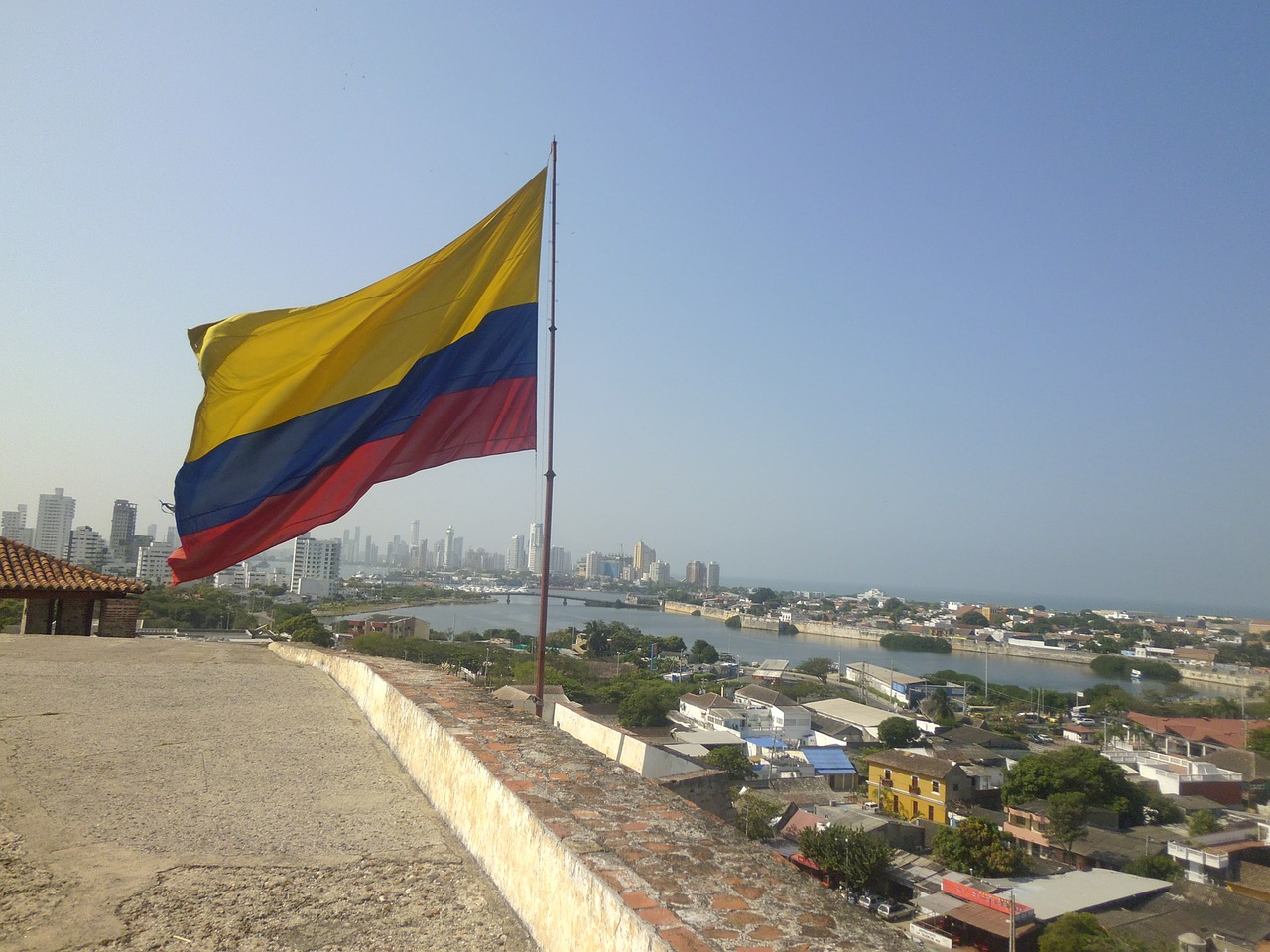 colombia flag sky free photo