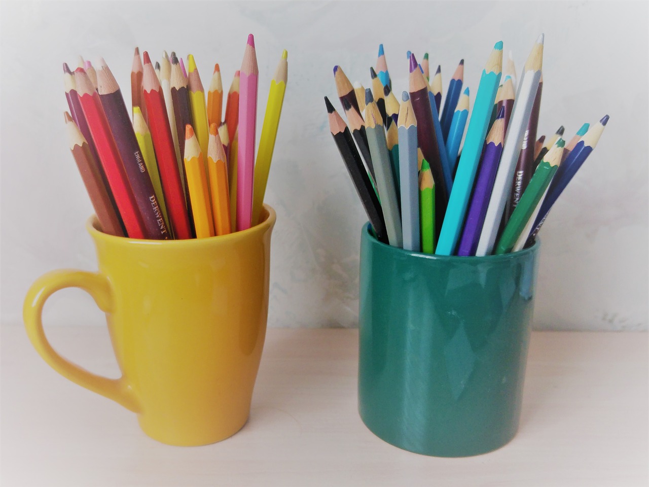 colored pencils colors cups free photo