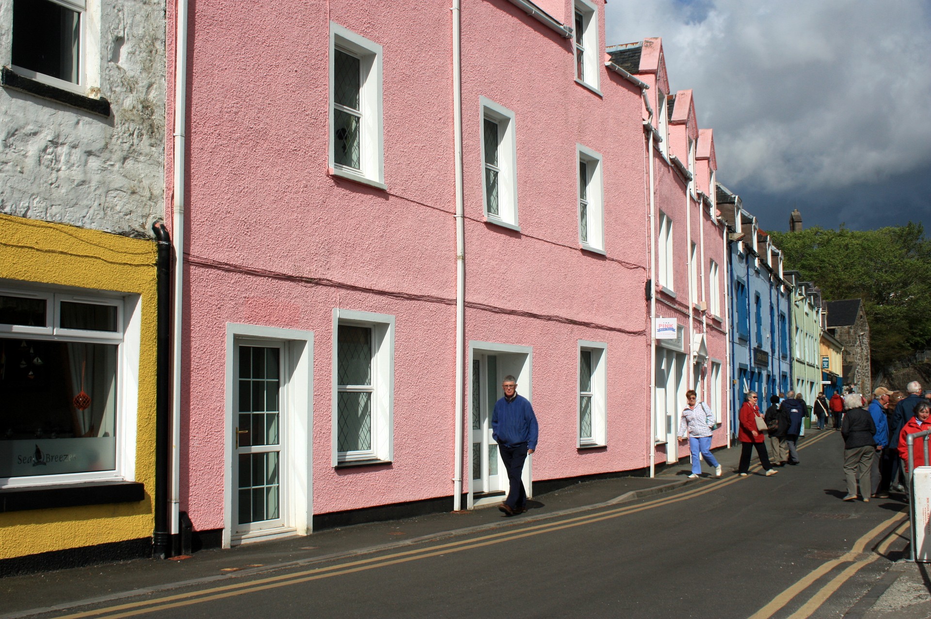 Houses,pink,scotland,road,people - free image from needpix.com