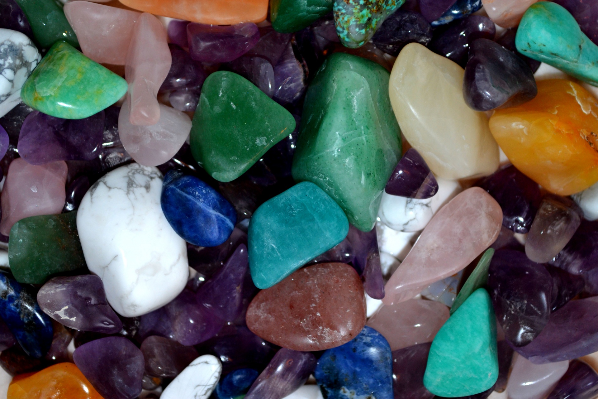 Красивый натуральный камень. Самоцветы поделочные камни. Разноцветные камни. Поделочные цветные камни. Разноцветные камушки.