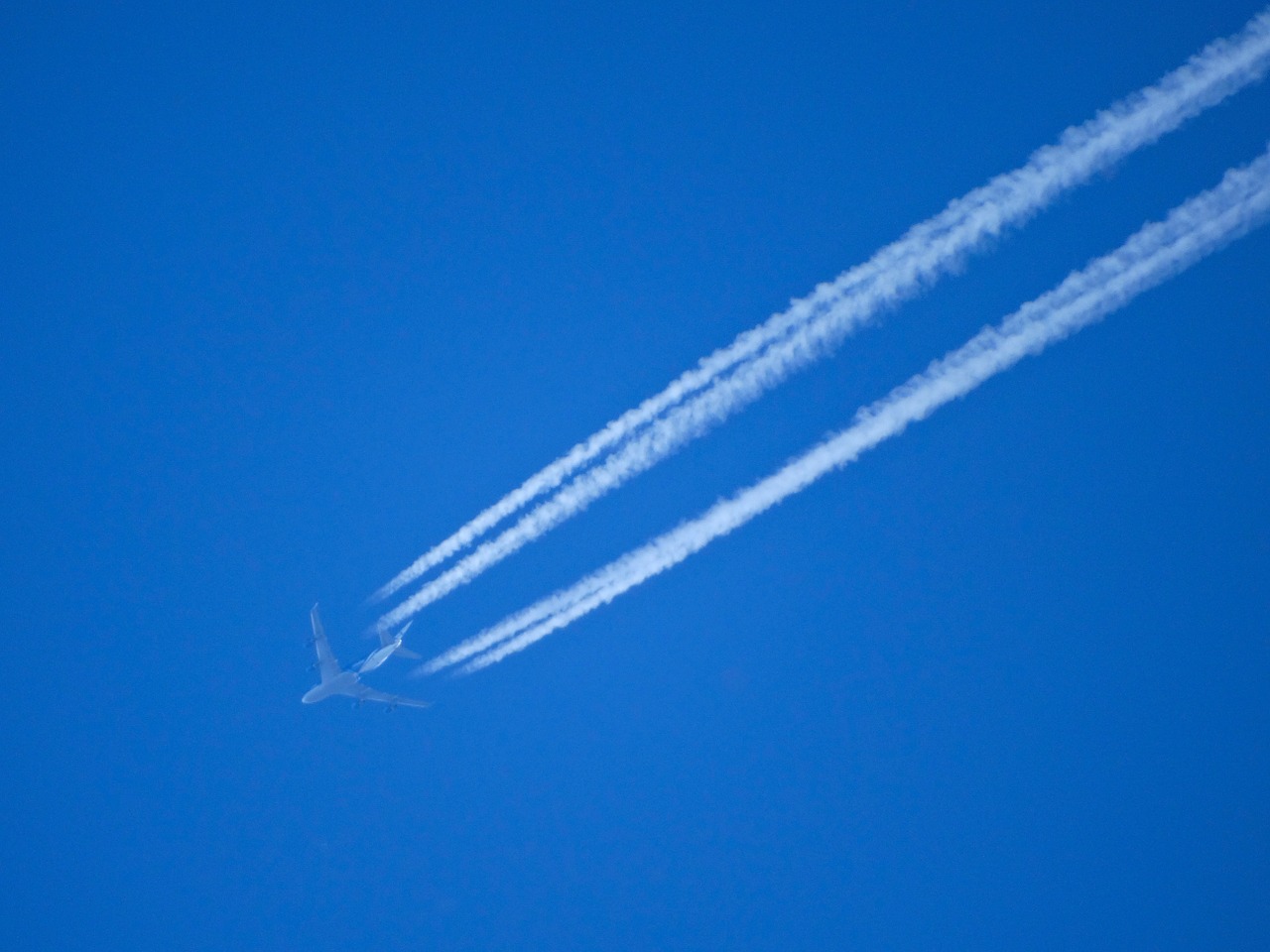 contrail aircraft flight tracks free photo