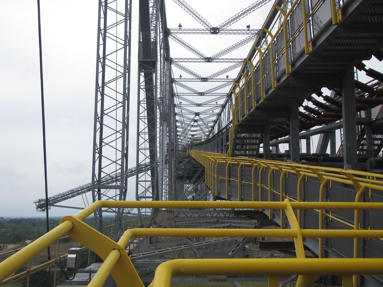conveyor bridge  takraf  carbon free photo