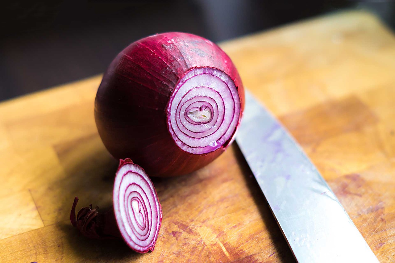 cook  close up  red onion free photo
