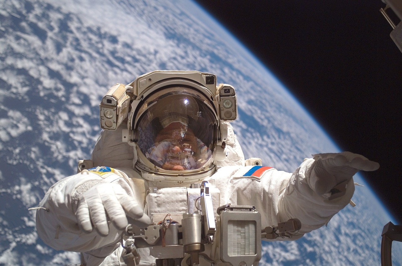 cosmonaut spacewalk iss free photo