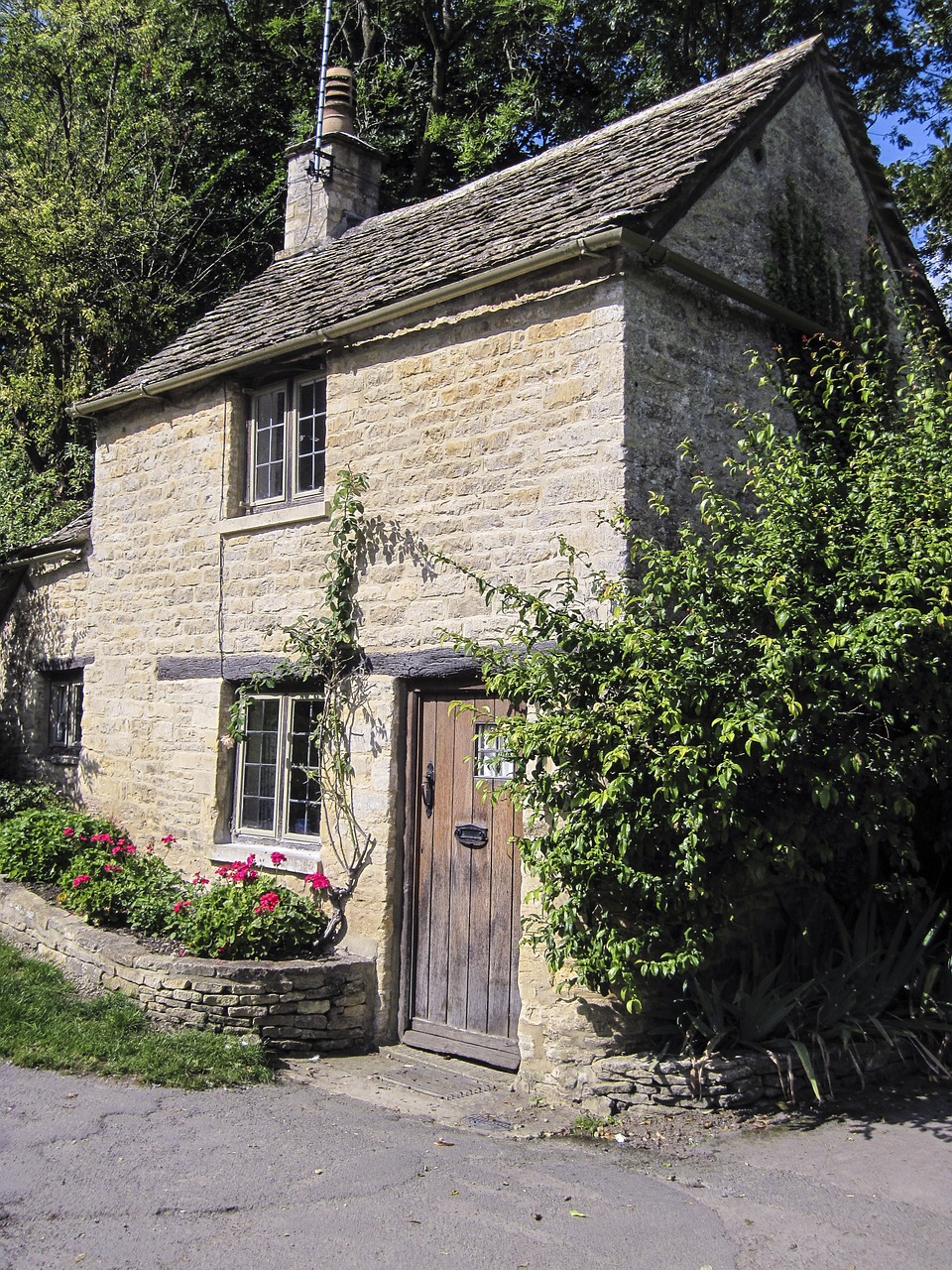 cottage,bibury,england,village,english,old,uk,architecture,british,rural,countryside,traditional,stone,gloucestershire,cotswold,quaint,free pictures, free photos, free images, royalty free, free illustrations, public domain