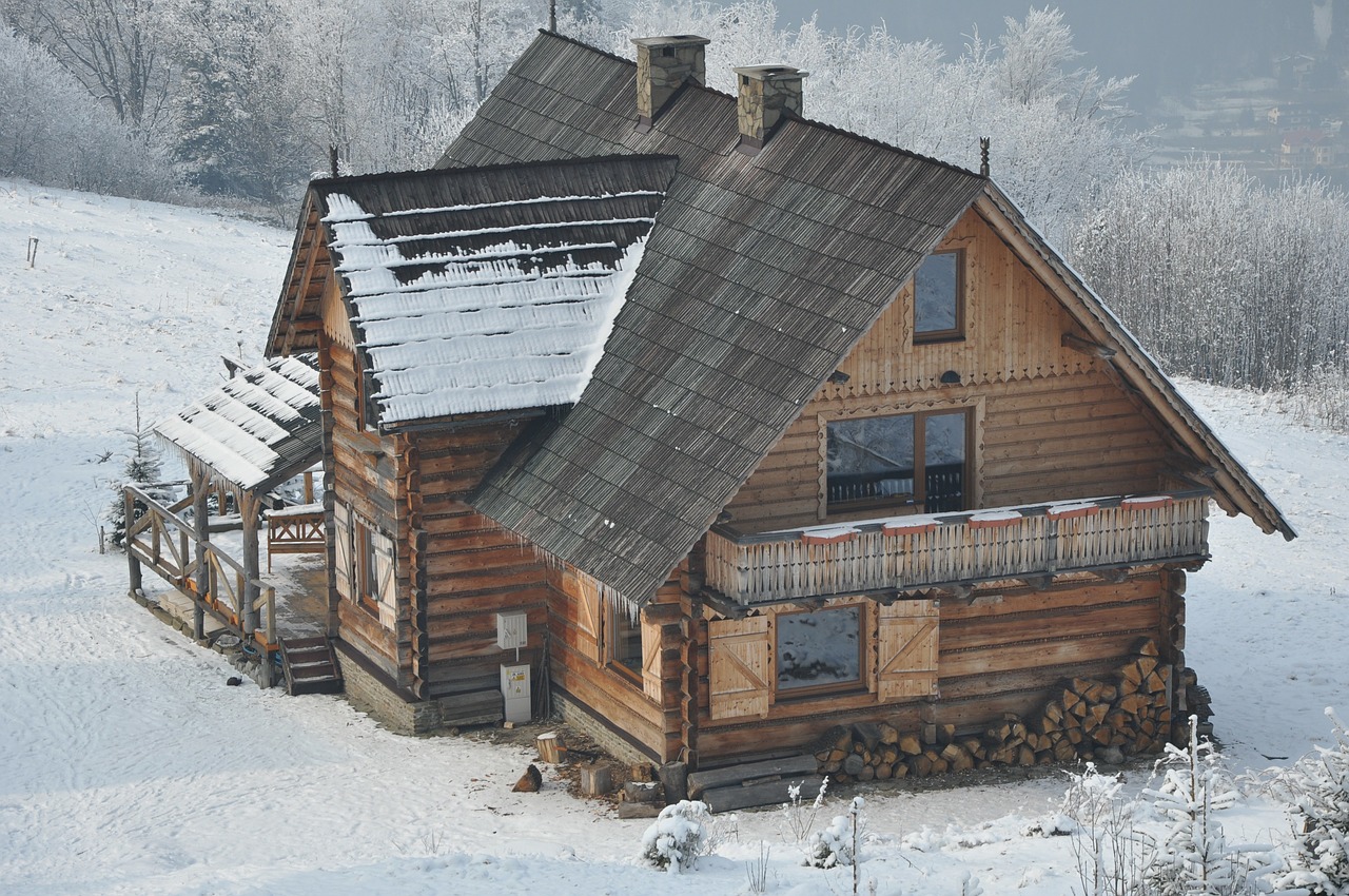 cottage highlander's cabin winter free photo