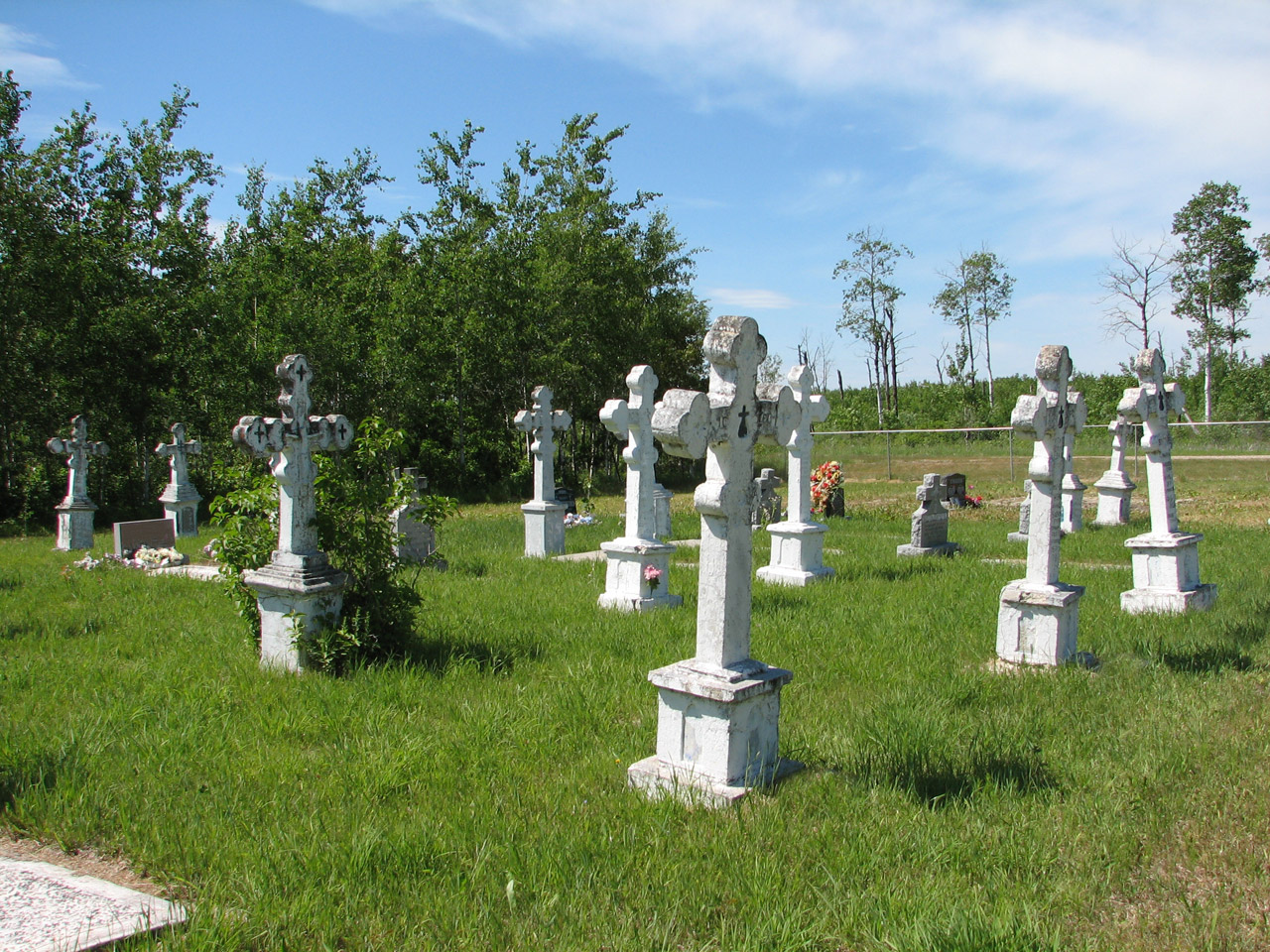 Красивое деревенское кладбище