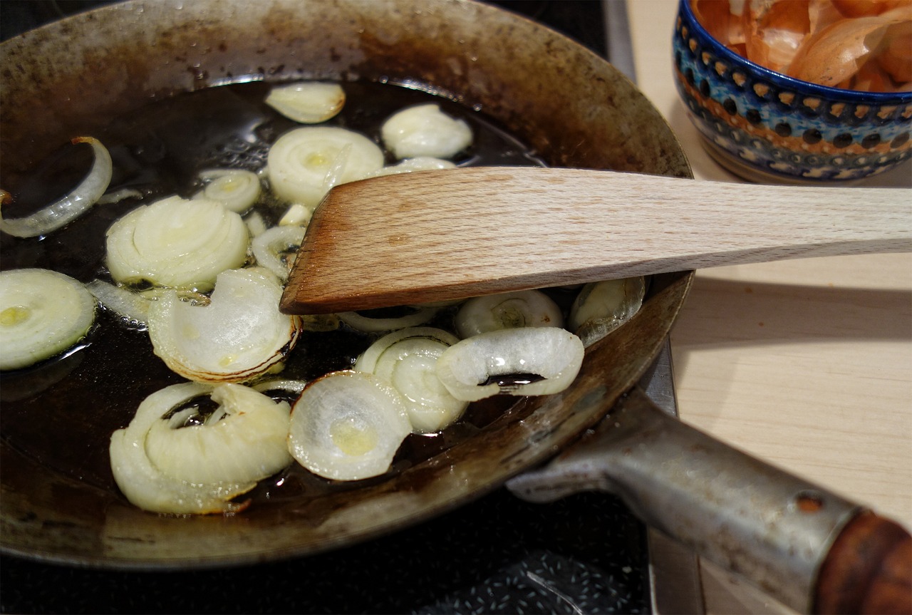 country house kitchen pan free photo