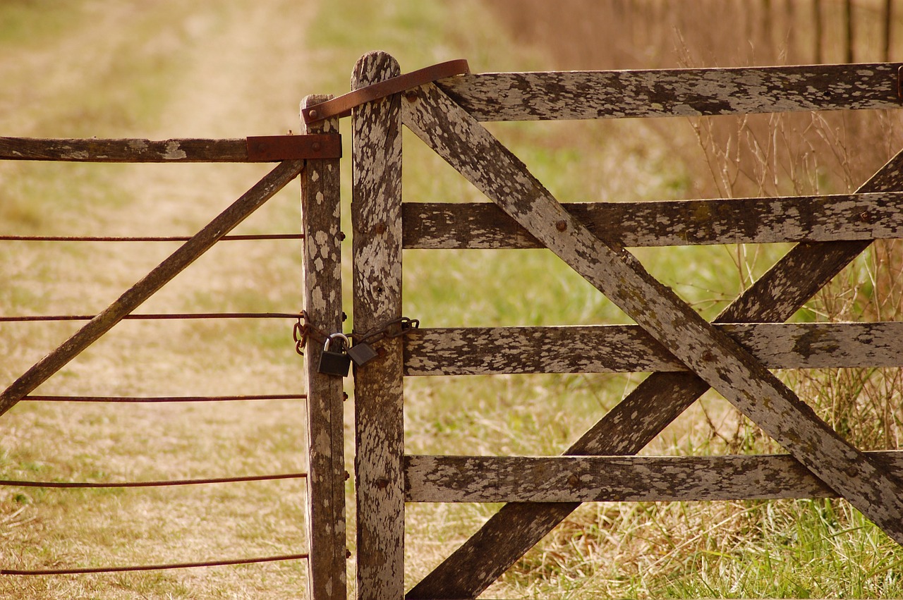 country life farm gate countryside free photo