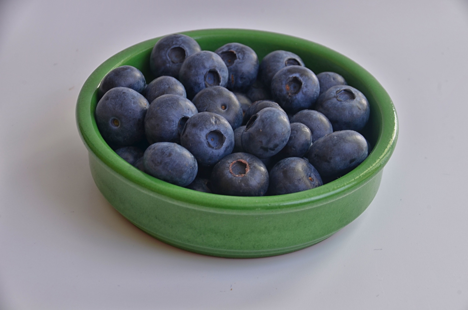 fruits blueberries tables free photo