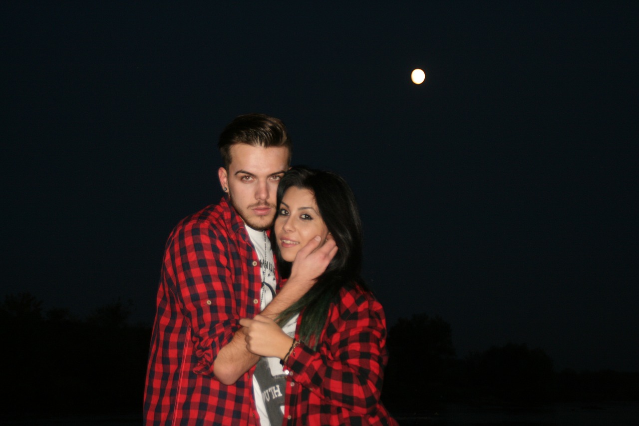 couple love luna free photo