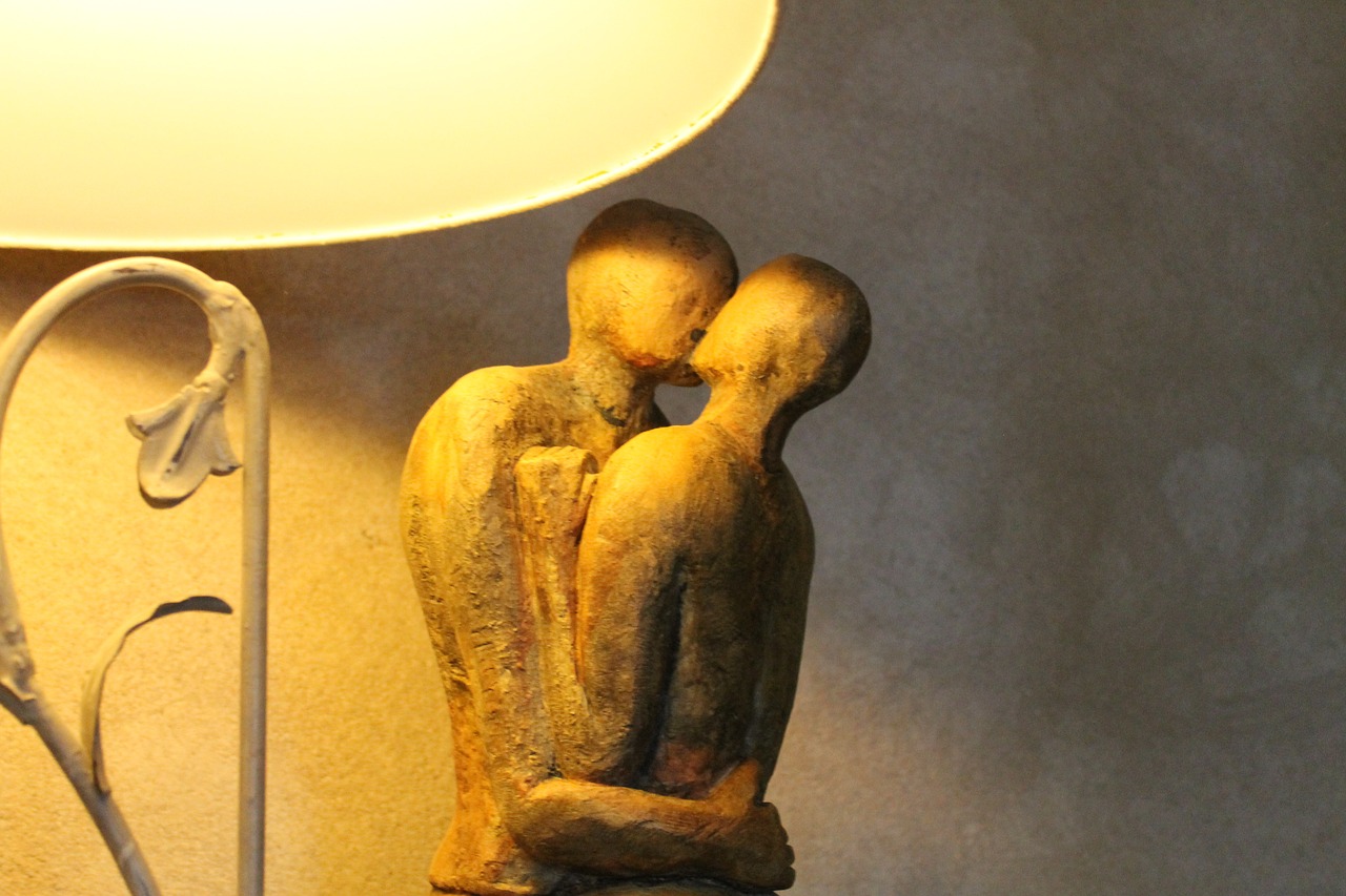 couple statue lamp free photo