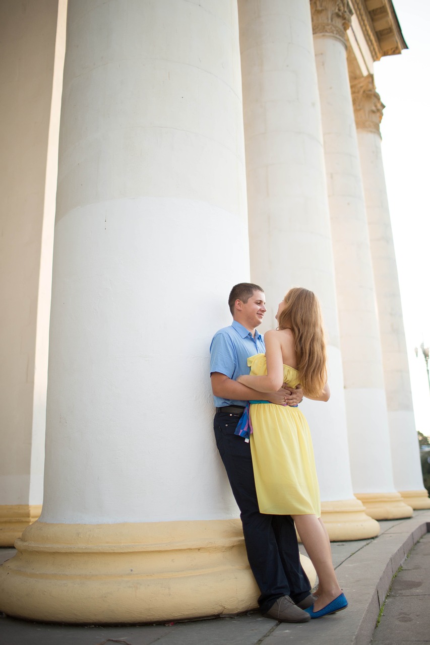 couple pillars hugs free photo