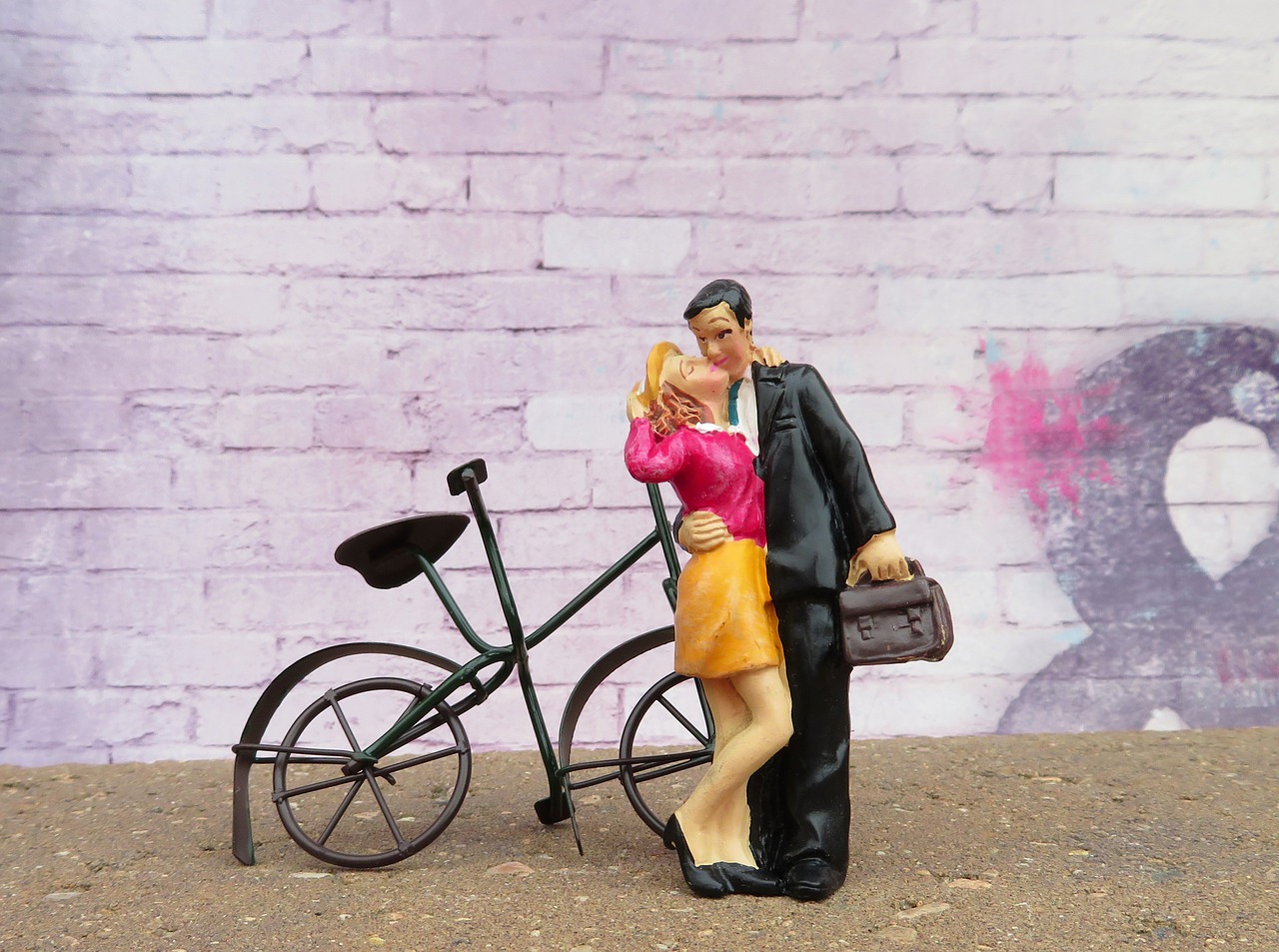 couple kissing bicycle free photo