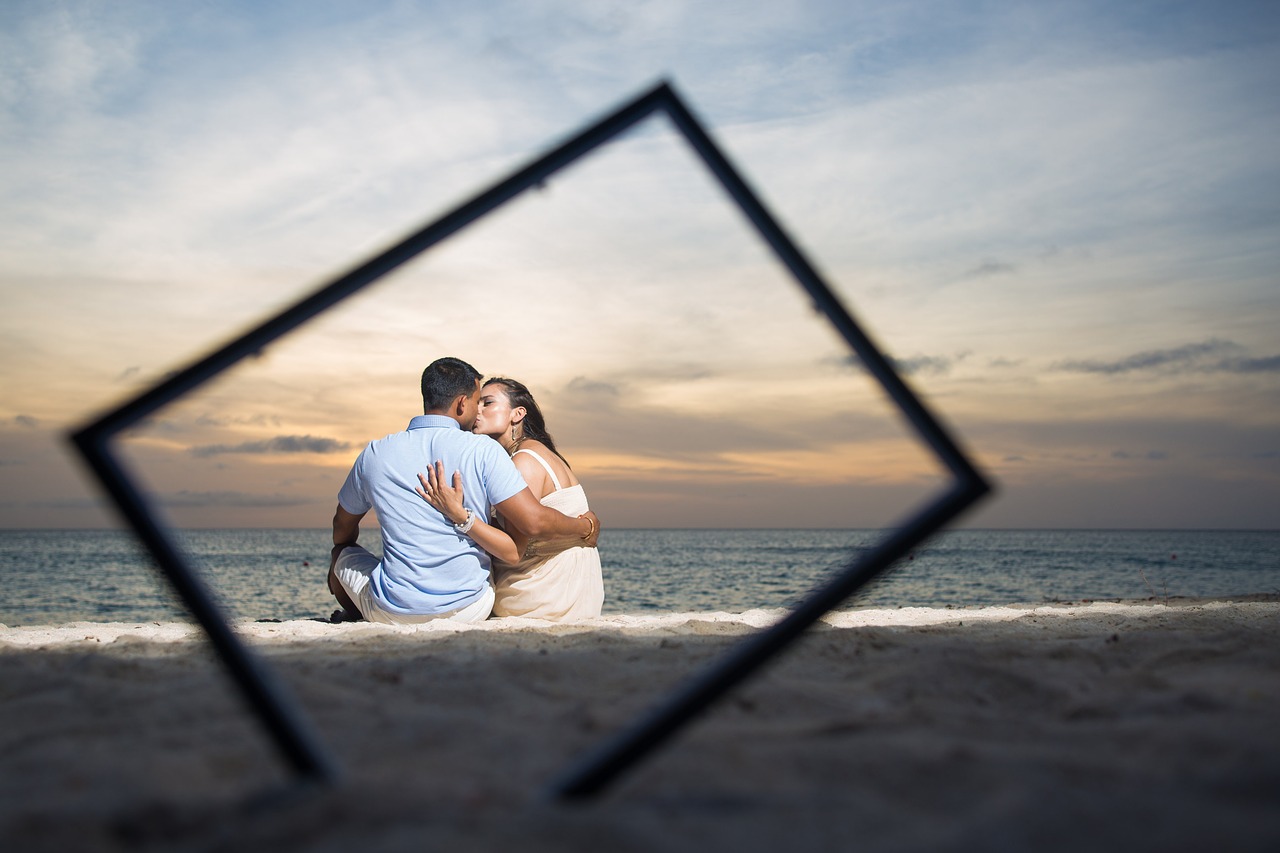 couple  kiss  ocean free photo