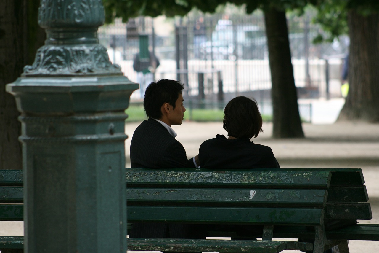 couple bench paris free photo