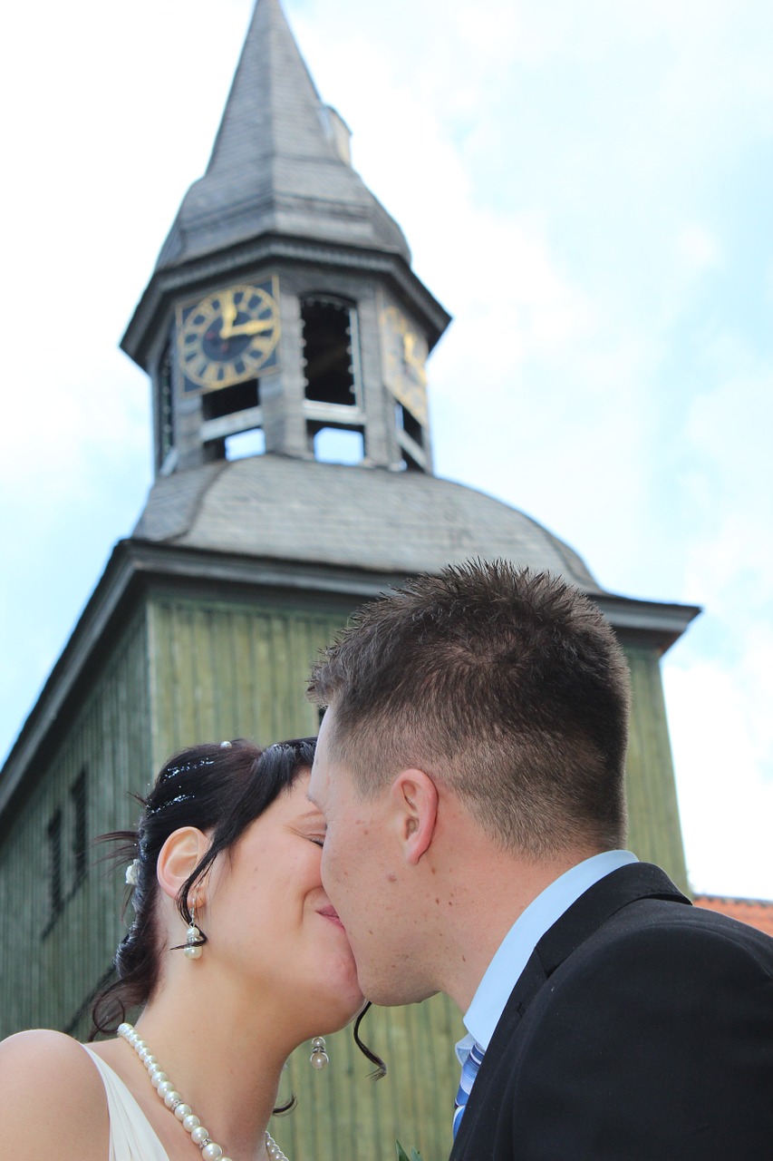 couple kiss church free photo