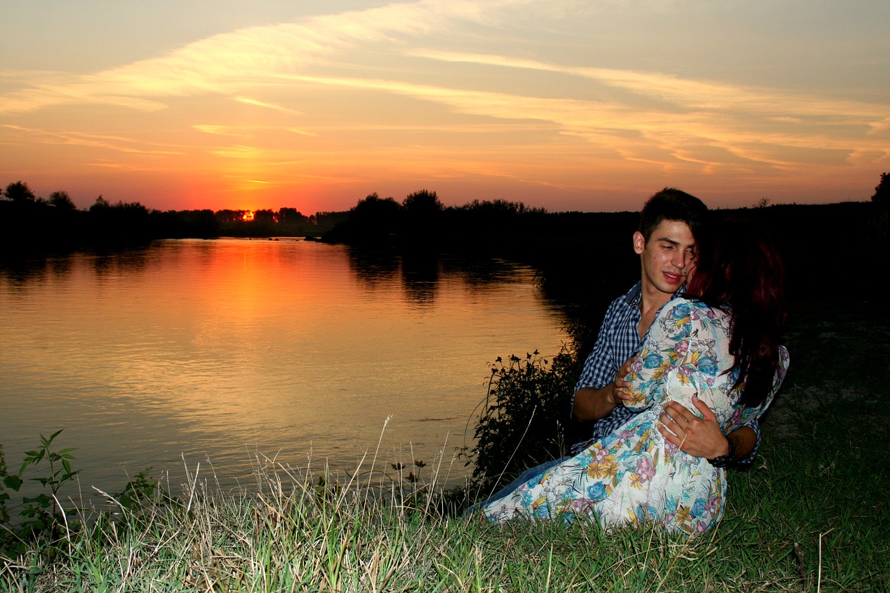 couple love sunset free photo