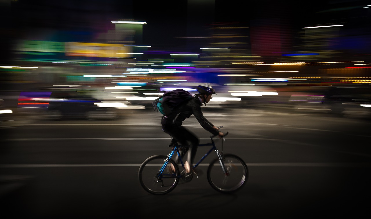 courier night panning free photo