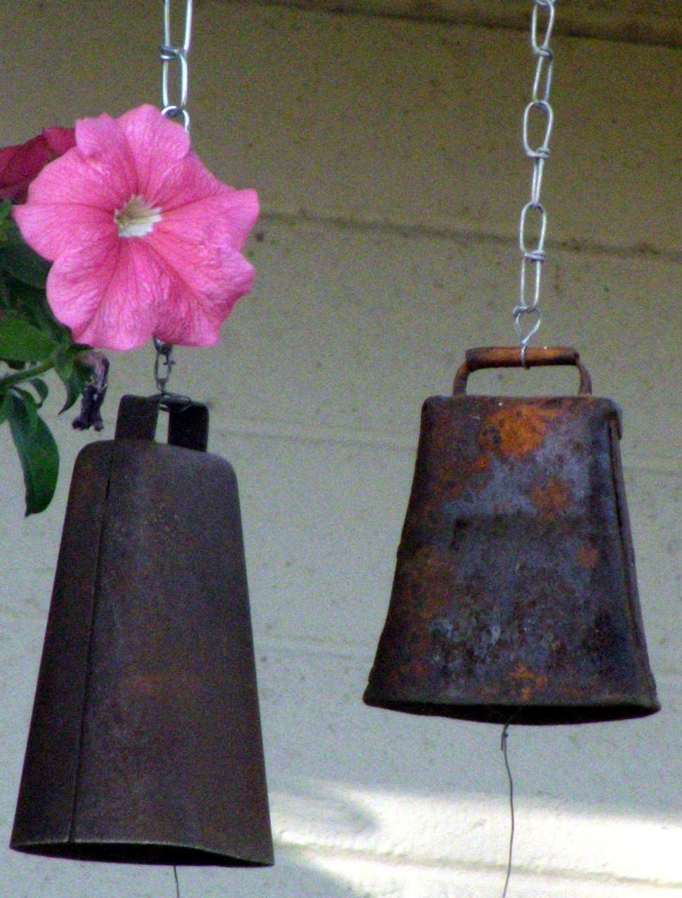 cowbells flower chain free photo